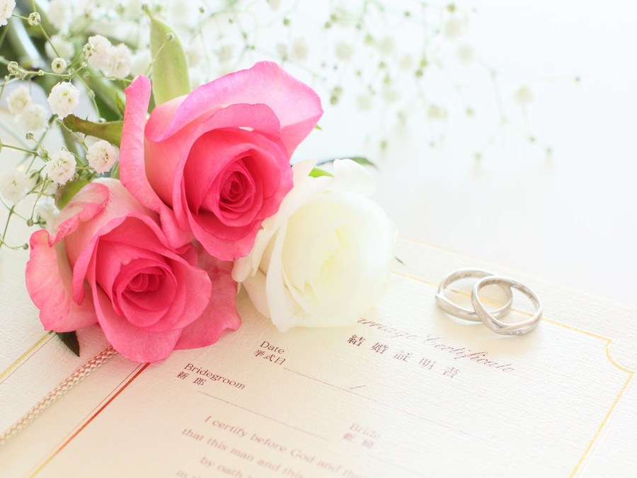 結婚指輪と花